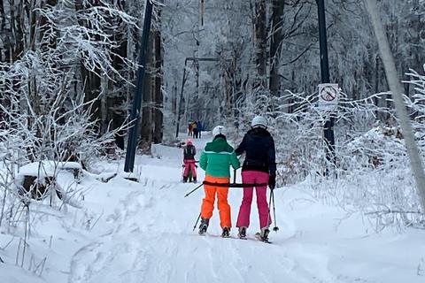 Die Verantwortlichen des Skiclubs Herchenhain ziehen eine positive Bilanz der ersten Woche. Piste und Lift waren gut frequentiert. © Claudia Kempf