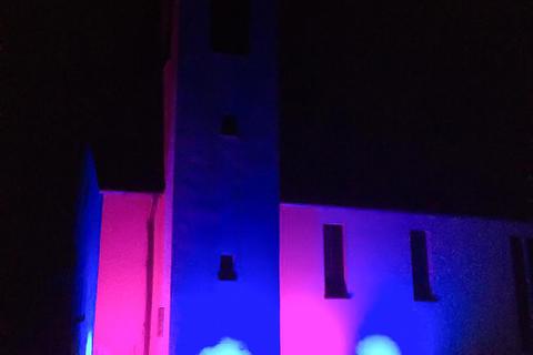 Im Jahr 2019 wurde die Kirche in Hergersdorf beleuchtet. Ab Samstag erstrahlt ein außen liegender Stall in Blau und Lila. Archivfoto: Jens Schmidt