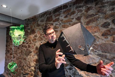 Mann mit Masken: Der „Kunstraum Traube“ im Mühltaler Ortsteil Traisa zeigt die Ausstellung von Marc Behrens. Foto: Dirk Zengel