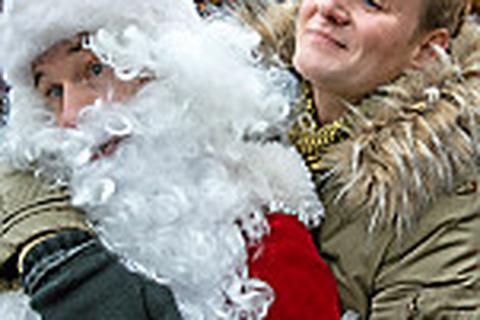 Stellbrink (Devid Striesow) hat Zoff mit einem falschen Weihnachtsmann.  Foto: Meyer/SR