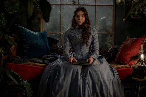 Hailee Steinfeld spielt Emily Dickinson in der Apple-Serie „Dickinson“, deren dritte Staffel aktuell zu sehen ist. Foto: Apple