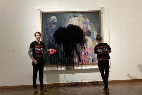 Klimaaktivisten der Gruppe „Letzte Generation” haben im Leopold Museum das Gemälde „Tod und Leben” von Gustav Klimt mit Öl überschüttet. 