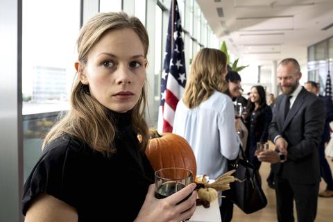 Die 17-jährige Emily (Emilia Bernsdorf) beim Empfang im US-Konsulat. Oder ist das doch die CIA-Zentrale? Foto: Bettina Müller/hr/dpa