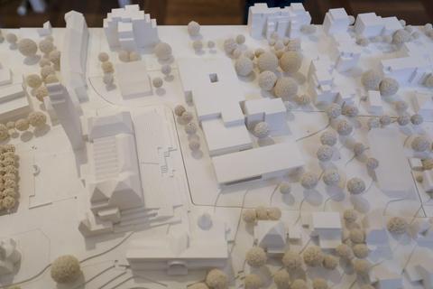 Ein Modell des neuen Besucherzentrums am Osthang der Mathildenhöhe ist derzeit im Design-Haus zu sehen. Foto: Guido Schiek 