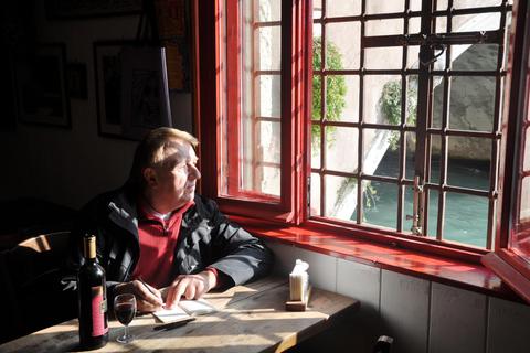 Hanns-Josef Ortheil notiert seine Gedanken noch auf Papier. In der venezianischen Enoteca „Osteria al Ponte“ trinkt er einen leichten Merlot. Foto: Lotta Ortheil