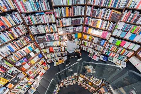Um Buchhandel und Verlage in der Energiekrise zu entlasten, fordert der Börsenverein des Deutschen Buchhandels Unterstützung von der Politik. Er regt unter anderem an, die Mehrwertsteuer auf Bücher zu streichen.  Foto: dpa