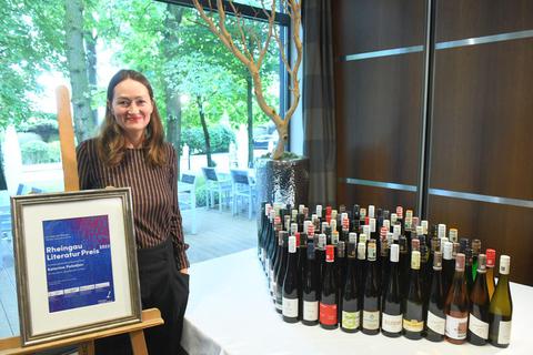 Schriftstellerin Katerina Poladjan erhält neben dem Preisgeld von 11.111 Euro noch 111 Flaschen Wein. Foto: Ansgar Klostermann