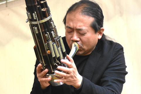 Der berühmte chinesische Virtuose Wu Wei bringt die Sheng, eine Mundorgel aus Bambusrohren und Metall, mit Wucht, aber auch fast flüsternd zum Erklingen.. Foto: Beate Vogt-Gladigau