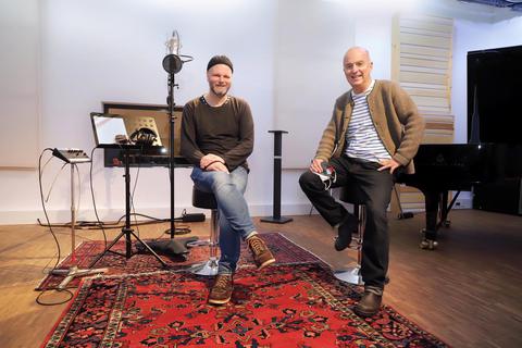 Kooperieren seit Jahren: Christoph Paulssen (links) in seinem Darmstädter Studio Raum 103 mit Fernsehmacher Alfred Bayer von BSB-Film. Foto: Andreas Kelm