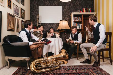 Aus dem Wohnzimmer in den Konzertsaal: Das „BlechReiz BrassQuintett“ aus Kärnten verbindet Musik und Humor. Foto: A. Wiesenthaler
