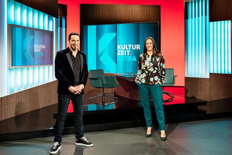 Auf Sendung: Bülent Ceylan (links) und 3sat-Moderatorin Nina Brunner. Foto: ZDF/Jana Kay