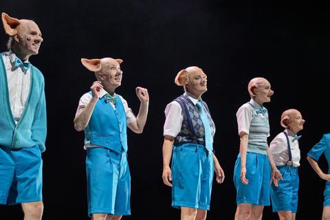 Wie Schweine im Weltraum: das wandlungsfähige Ballett, hier gekleidet in die ÖVP-Parteifarben Türkis und Weiß. Foto: Thomas Aurin