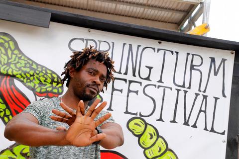 Strombo macht den Anfang: Performancekünstler Fabrice Kayumba tritt am Freitag beim Sprungturmfestival auf. Foto: Andreas Kelm 