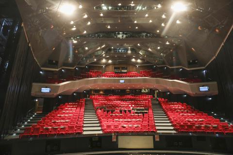 Viele Sitzplätze blieben wegen der Corona-Pandemie zuletzt auch im Staatstheater Darmstadt leer - hier ein Blick in das leere Große Haus.  Foto: Guido Schiek