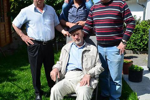 Große Familientreffen in der Türkei wird es für die drei Tasci-Generationen in diesem Jahr wohl nicht geben: Cumhur Tasci (Mitte) mit Opa Hasan (vorne), Vater Ertugrul (l.), Nichte Melis und Onkel Orhan (r.). Foto: Cumhur Tasci