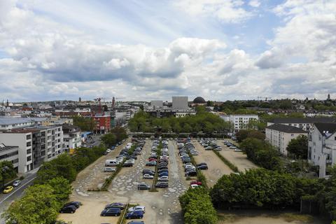 Bis zum Baubeginn wird der Marienplatz an die Heag-Holding als Parkplatz verpachtet . Foto: Guido Schiek