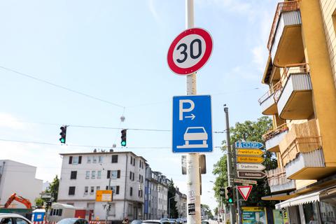 Ob Tempo 30 wie in der Heinrichstraße auf noch mehr Straßen in Darmstadt gelten soll, ist in der Koalition offenbar umstritten. Archivfoto: Guido Schiek 