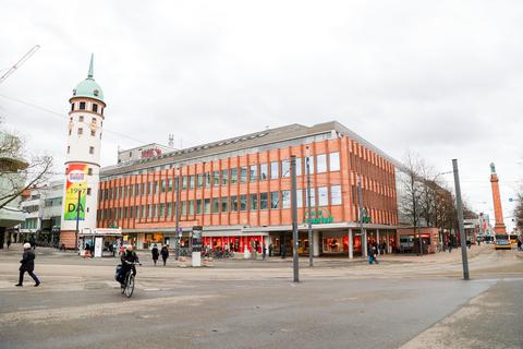 Galeria-Kaufhof in der Darmstädter City: Mitte März soll sich entscheiden, ob das Kaufhaus bleibt, schließt oder umgebaut wird.