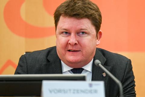 Der Vorsitzende im Landtags-Untersuchungsausschuss zum Attentat in Hanau, Marius Weiß, in Wiesbaden.