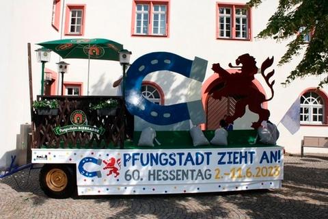 Steht still: der Hessentagswagen, gebaut von den "Pungschder Wouwebauern" mit Unterstützung der Pfungstädter Brauerei.