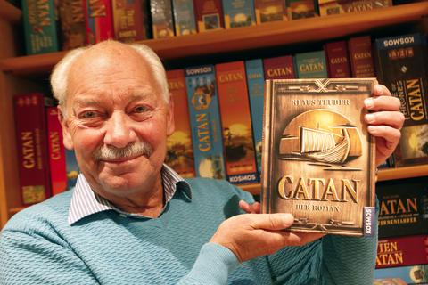 Klaus Teuber, international bekannt als der Erfinder des Spiels „Die Siedler von Catan“, hat einen vom Brettspiel inspirierten Fantasy-Roman geschrieben.