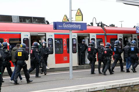 In Gustavsburg war am Samstag für Fußballfans aus Mönchengladbach Endstation. In einer mehrstündigen Aktion stellten Bundes- und Landespolizei die Personalien von 200 Personen fest und durchsuchten einige auf Waffen. 