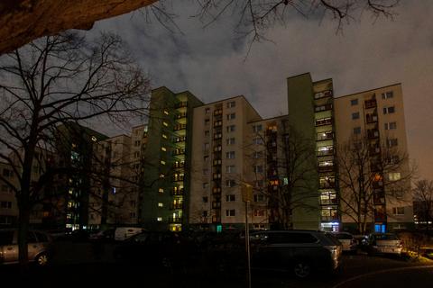 Alles dunkel in den Wohnungen. Nur die Notbeleuchtung funktionierte noch in den Wohnhäusern, wie hier 2020 in Rüsselsheim. Foto: Vollformat / Volker Dziemballa