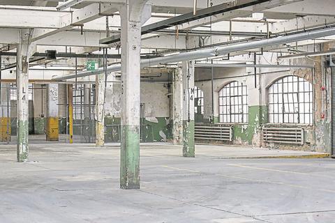 Aus maroden Hallen sollen später Räume für klassische Fahrzeuge werden, der Industriecharme des Opel-Altwerks in Rüsselsheim soll dabei nicht verloren gehen.                  Foto: Torsten Boor