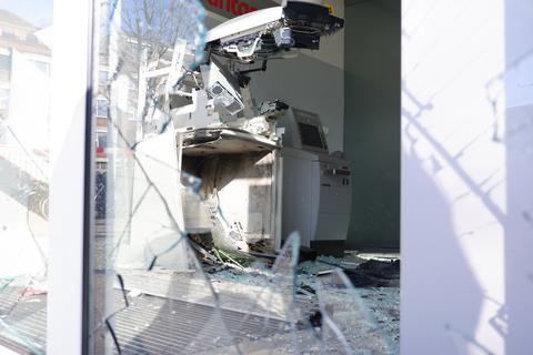 Dieser Geldautomat in einer Rüsselsheimer Bankfiliale wurde Anfang März durch Sprengung völlig zerstört; auch am Gebäude entstand ein hoher Schaden.