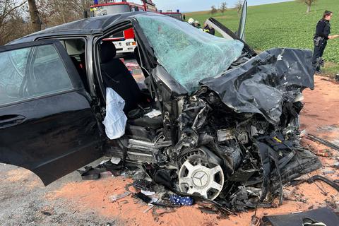 Bei einem Frontalzusammenstoß zweier Autos auf der B 417 bei Hünfelden-Kirberg sind zwei Menschen gestorben.