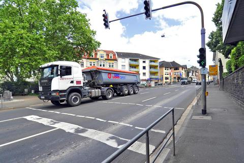 Viel Verkehr und ziemlich eng. Die Koblenzer Straße muss die Interessen vieler Verkehrsteilnehmer bedienen. Die Ausbauplanung will die Position von Fußgängern und Radfahrern stärken.