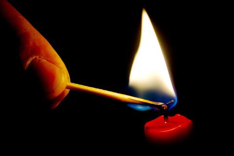 Eine Kerze wird angezündet. Symbolfoto: dpa