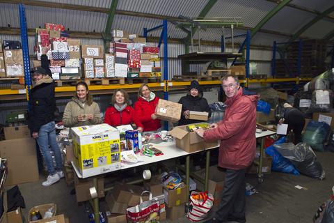 Die ehrenamtliche Helfer der Ukrainehilfe aus Taunusstein, Idstein und dem Untertaunus beim Sortieren und Verpacken der Spenden.