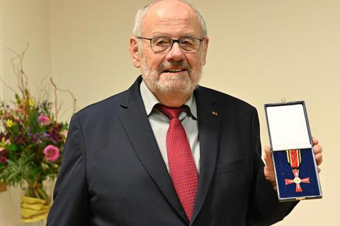 Franz Horne mit seinem Bundesverdienstkreuz. © DigiAtel/Heibel