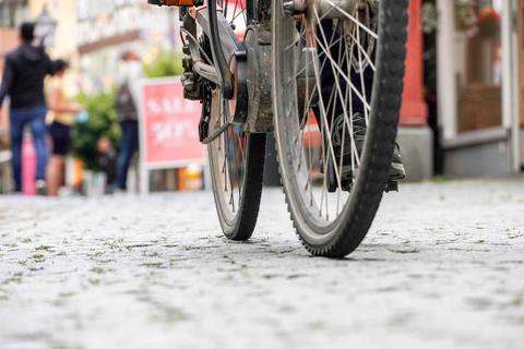 Das Kopfsteinpflaster in der Dillenburger Fußgängerzone ist für Fußgänger und Fahrradfahrer gleichermaßen unbequem.  Foto: Katrin Weber 