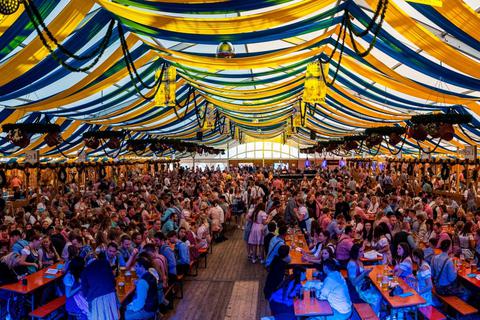 Das Oktoberfest-Zelt in Herborn: Wo in den vergangenen anderthalb Wochen Gaudi und Bierlaune herrschten, könnten im Winter Menschen leben. 