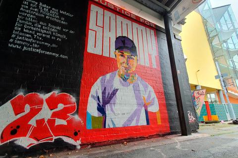 Ein Graffito des Künstlers Willie Snyda erinnert seit Juli an einer Außenwand des Wetzlarer Freibades an Sammy Baker, der im August 2020 in Amsterdam von zwei Polizisten erschossen worden ist.  Foto: Pascal Reeber 