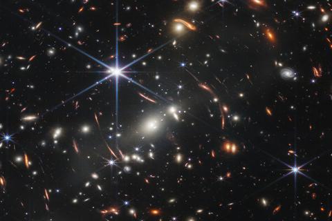 Immer weiter, immer neue Verbindungen direkt nach dem Urknall – so baute sich das Universum (hier eine Aufnahme des James-Webb-Weltraumteleskops) in Jahrmillionen Jahren aus der heißen Ursuppe auf.