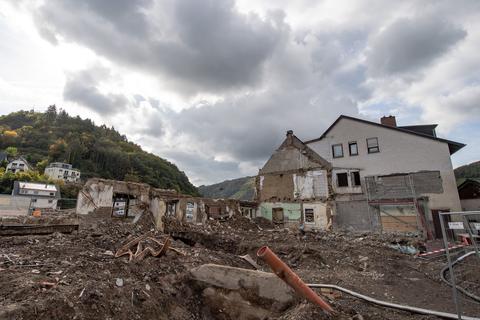 Ein zerstörter Gasthof am Ufer der Ahr in Dernau. Foto: dpa