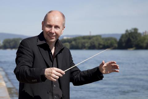 Seit 2011 leitet Chefdirigent Hermann Bäumer die Geschicke des Staatsorchesters. 2025 nimmt er seinen Abschied. Foto: Staatstheater