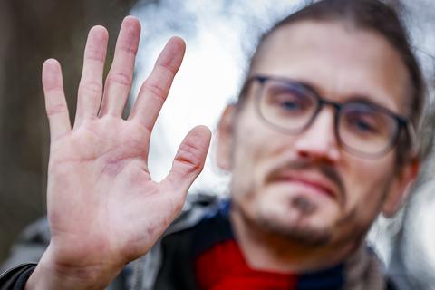 Der Klimaaktivist Raúl Semmler von der "Letzten Generation" im Interview – der Mann, der seine Hand mit Sand und Sekundenkleber auf der Straße befestigt.