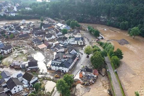 Die mit einer Drohne gefertigte Aufnahme zeigt die Verwüstungen, die das Hochwasser der Ahr in dem Eifel-Ort angerichtet hat.