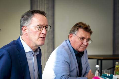 Vorübergehend würde Günter Beck (rechts) die Aufgaben von Michael Ebling übernehmen.  Foto: Sascha Kopp