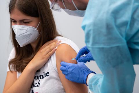 Eine Schülerin wird geimpft. Foto: dpa