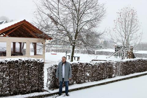 Ortsvorsteher Andreas Kräuter vor dem verschneiten Pavillon und Mehrgenerationenspielplatz in Steinbuch. Foto: Manfred Giebenhain