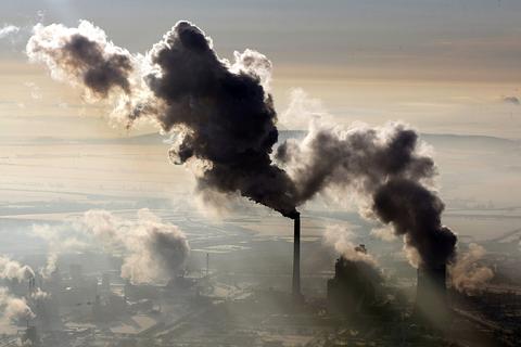 Luftaufnahme mit rauchenden Schornsteinen eines Kohlekraftwerks.  Symbolfoto: epd7