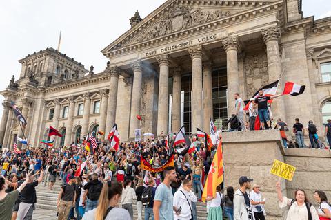Querdenker, Neonazis und Reichsbürger versuchten am 29. August 2020, den Reichstag in Berlin zu besetzen.  Archivfoto: dpa