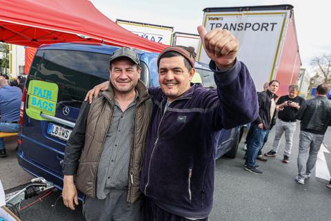 Seit Tagen harren die Lkw-Fahrer an der A5-Raststätte Gräfenhausen aus - aus Protest gegen die miserablen Arbeitsbedingungen bei einer polnischen Spedition und den ausbleibenden Lohnzahlungen sind sie in den Streik getreten.