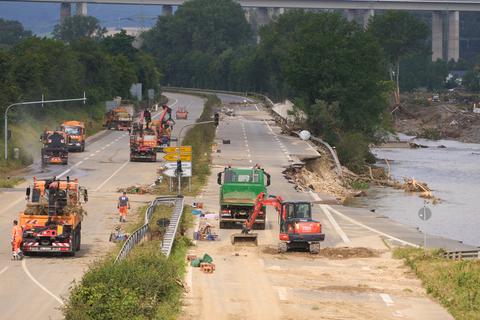 Bautrupps versuchen, die Bundesstraße 266 bei Bad Neuenahr wieder befahrbar zu machen. Das Hochwasser hat die Strecke unterspült. Foto: dpa