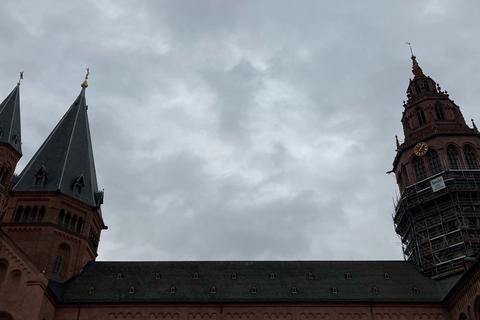 Der Mainzer Dom vor einer grauen Wolkenwand. Foto: Denise Frommeyer